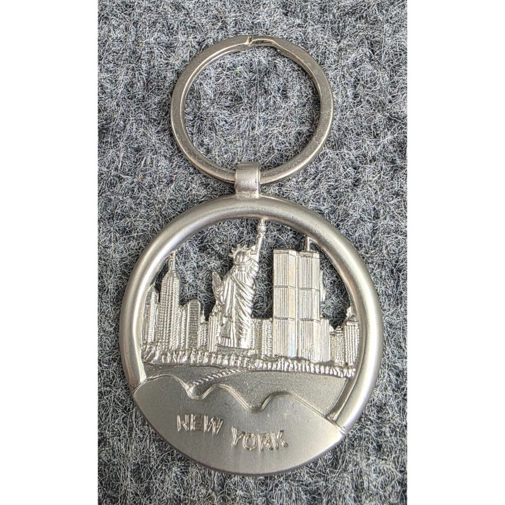 New York City Souvenir Keychain With Skyline & Statue Of Liberty Design